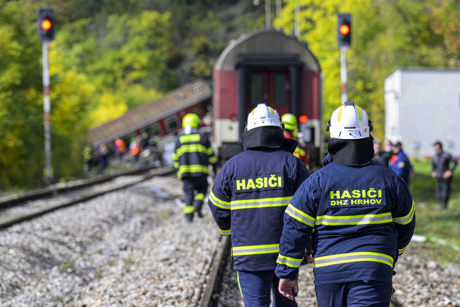 Na snímke príslušníci záchranných zložiek zasahujú po zrážke dvoch rýchlikov