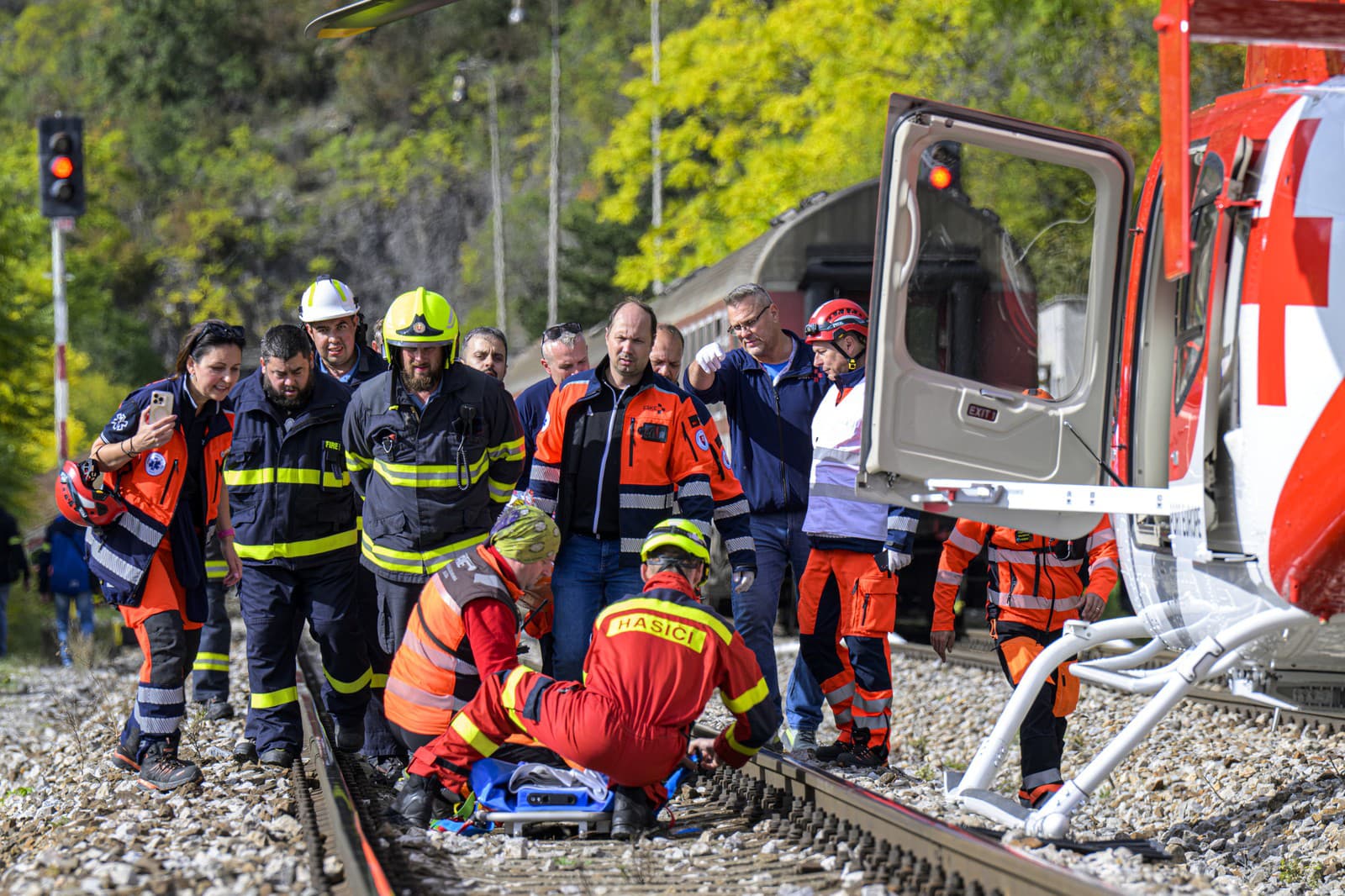 Na snímke príslušníci záchranných zložiek zasahujú po zrážke dvoch rýchlikov