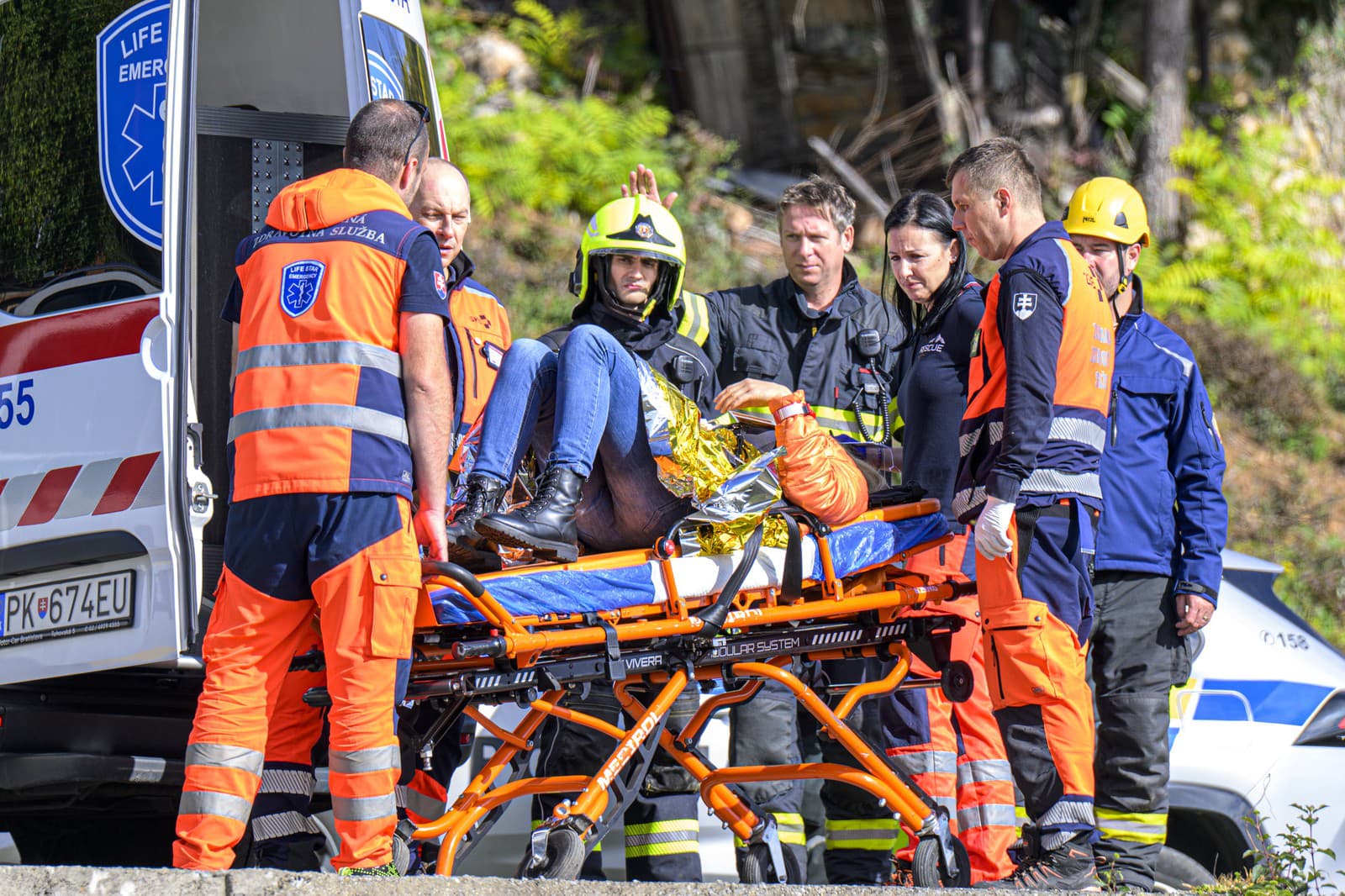 Na snímke príslušníci záchranných zložiek zasahujú po zrážke dvoch rýchlikov