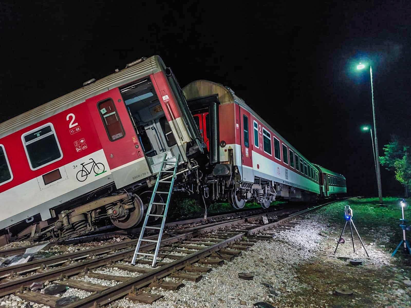 Policajti dokumentovali miesto železničnej nehody celú noc 
