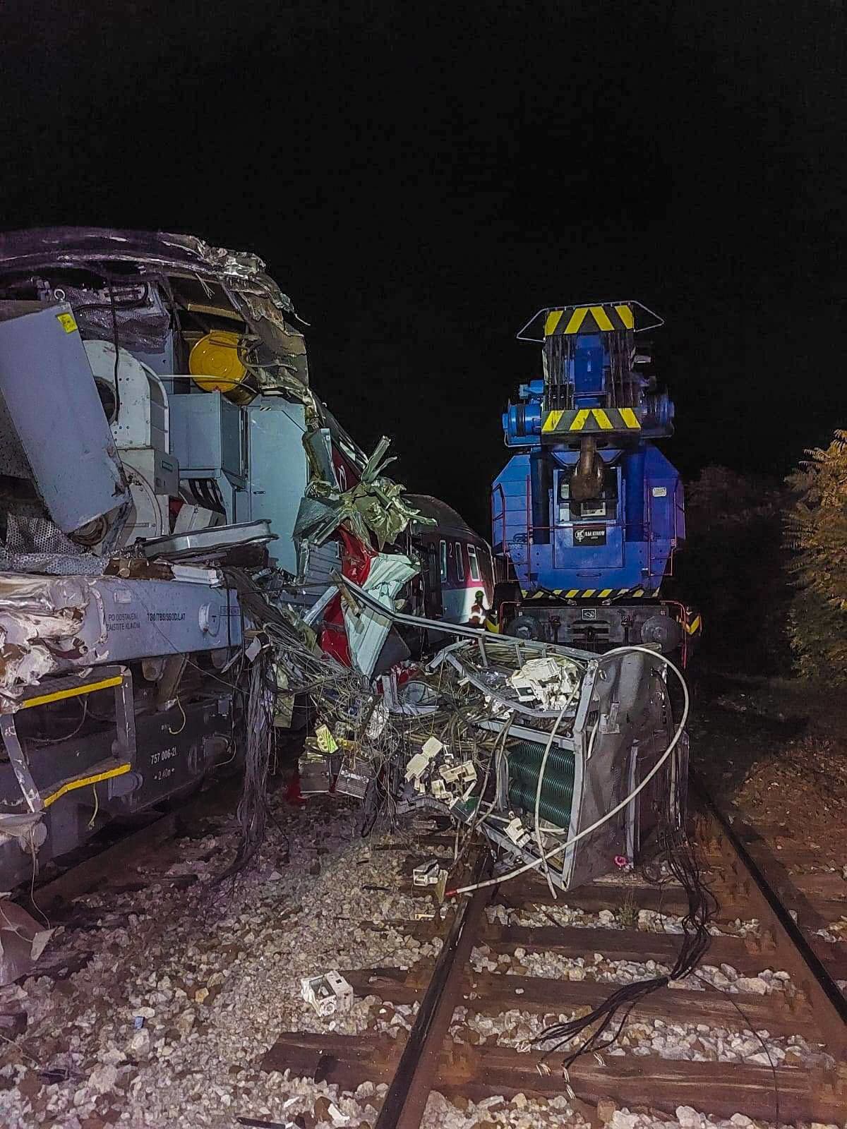Policajti dokumentovali miesto železničnej nehody celú noc, žeriav ostraňoval vraky