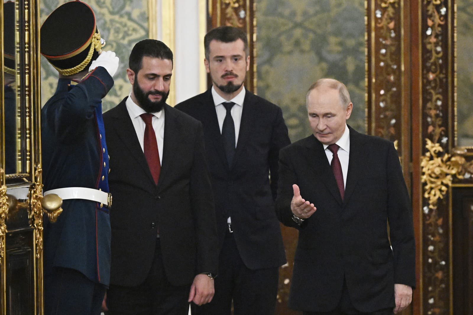 Ruský prezident Vladimir Putin (vpravo) kráča s dočasným sýrskym prezidentom Ahmadom Šarom (vľavo) počas ich stretnutia v Kremli.