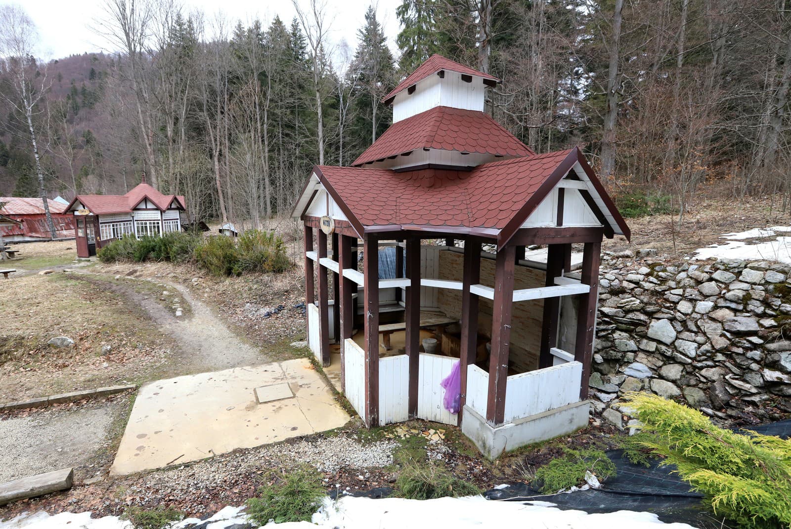 Pred pár rokmi zrekonštruovaný minerálny liečivý prameň Anton a v pozadí prameň Žofia v priestoroch chátrajúcich Kúpeľov Korytnica v osade Korytnica