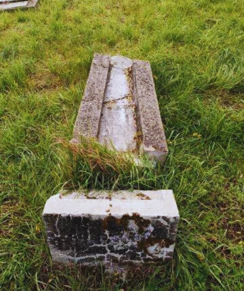 Bezhlavé vyčínanie na cintoríne: