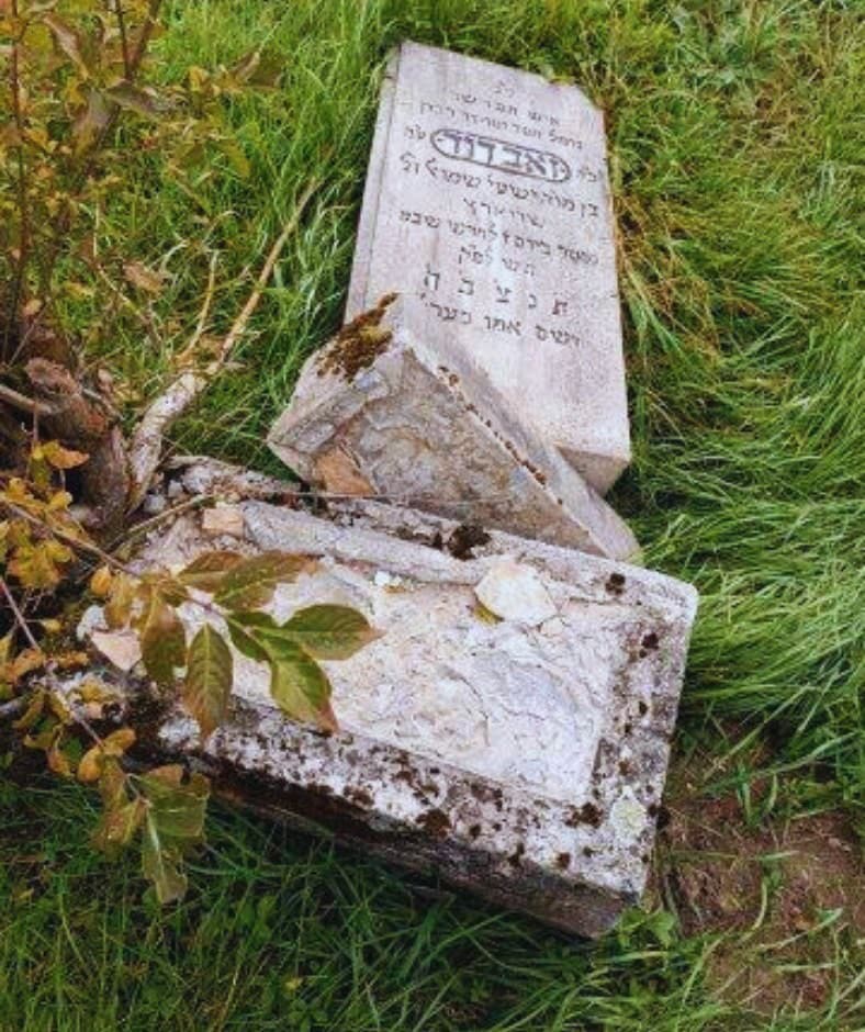 Bezhlavé vyčínanie na cintoríne: