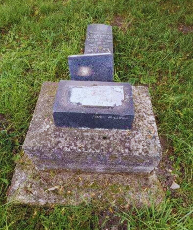 Bezhlavé vyčínanie na cintoríne: