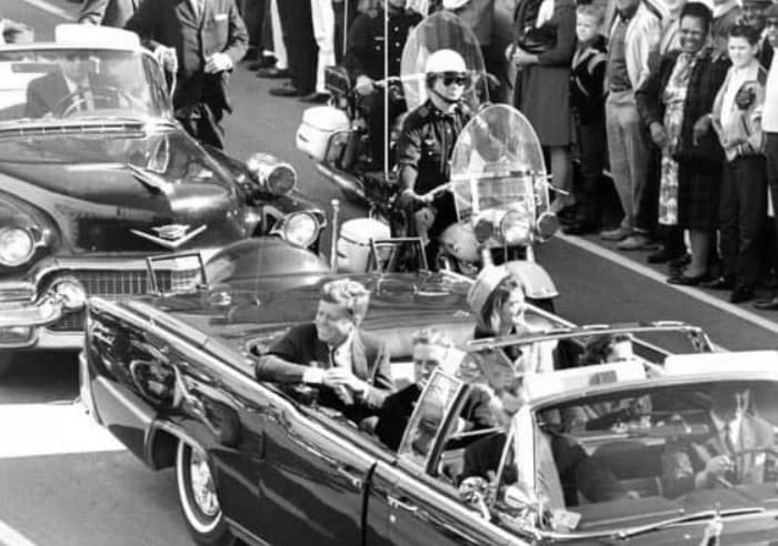 Posledné momenty pred atentátom na amerického prezidenta Johna F. Kennedyho 
