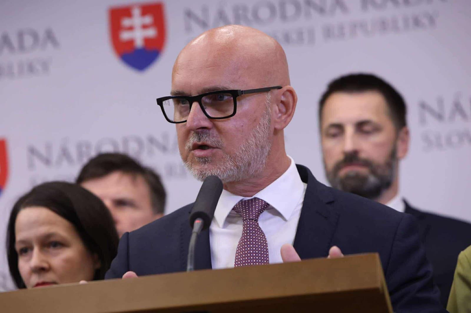 Opozícia iniciuje mimoriadnu schôdzu: