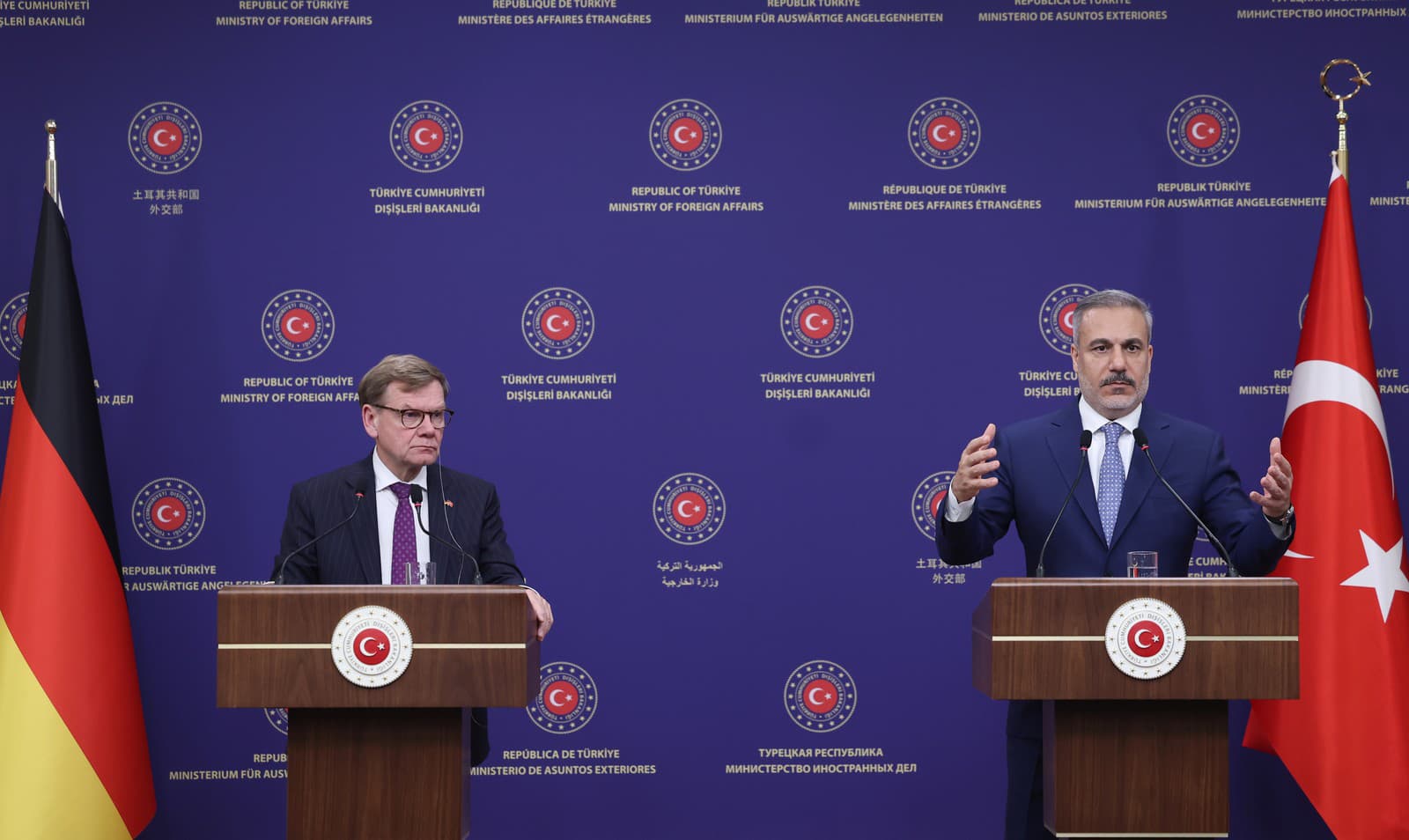 nemecký minister zahraničných vecí Johann Wadephul (vľavo) počas spoločnej tlačovej konferencie so svojím tureckým rezortným partnerom Hakanom Fidanom (vpravo)