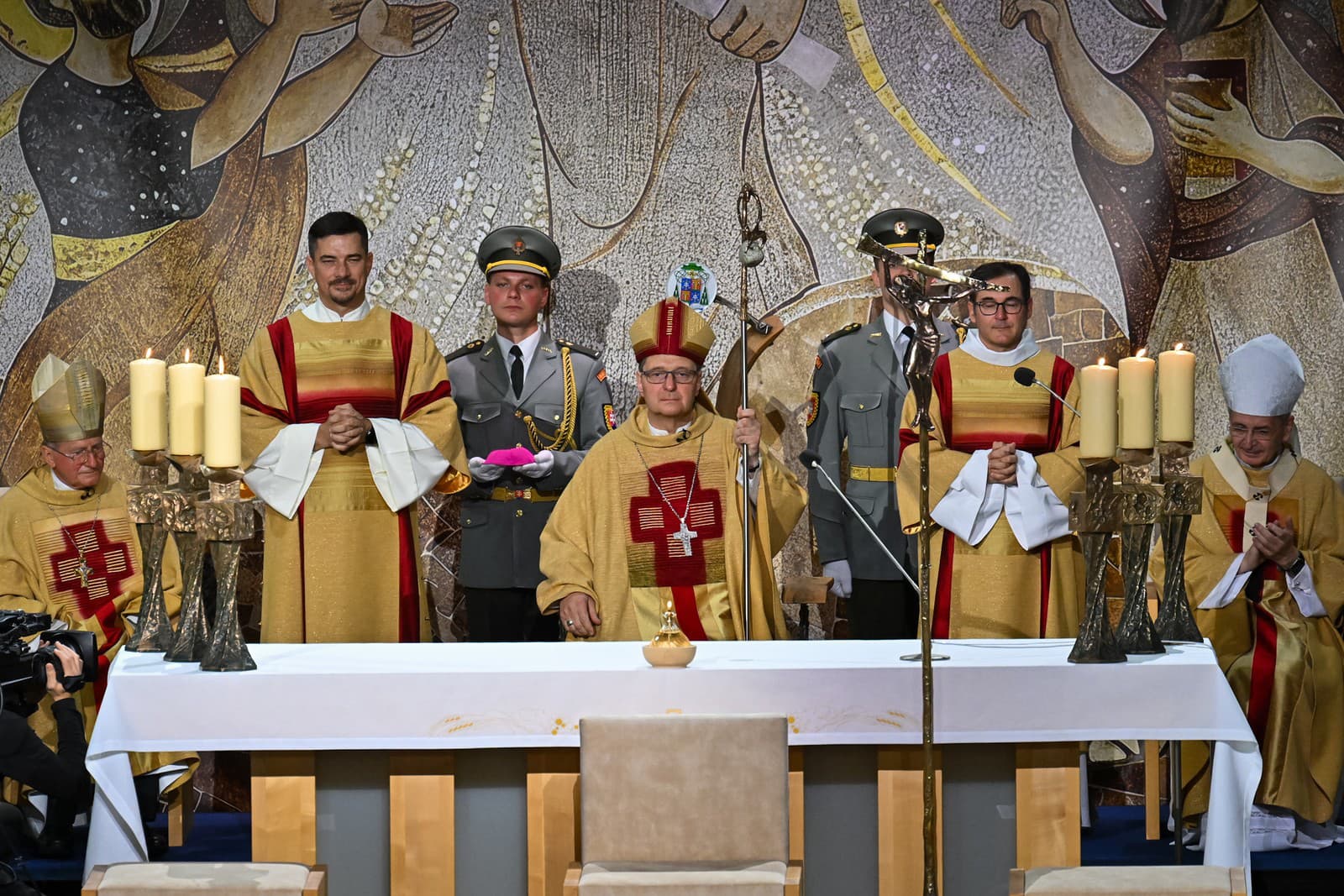 Novovymenovaný biskup ordinariátu Ozbrojených síl a ozbrojených zborov SR Pavol Šajgalík (uprostred)