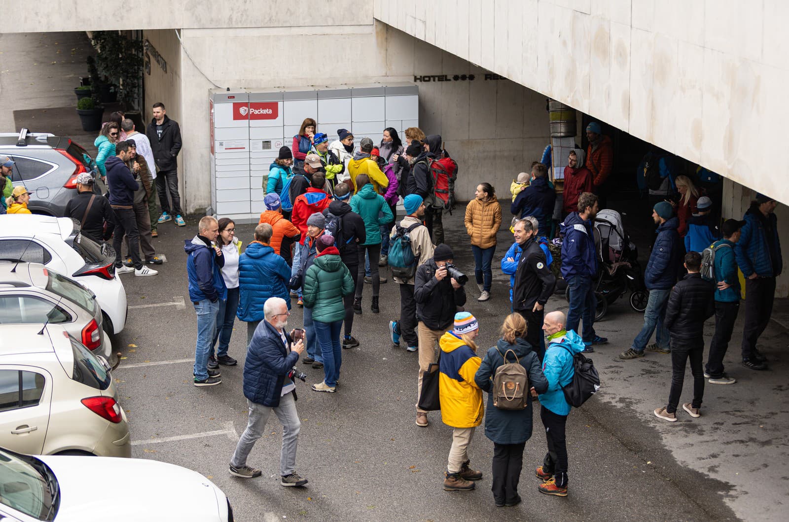 účastníci tichého protestného zhromaždenia ako súčasť odovzdania petície za odvolanie súčasného predsedu Klubu slovenských turistov