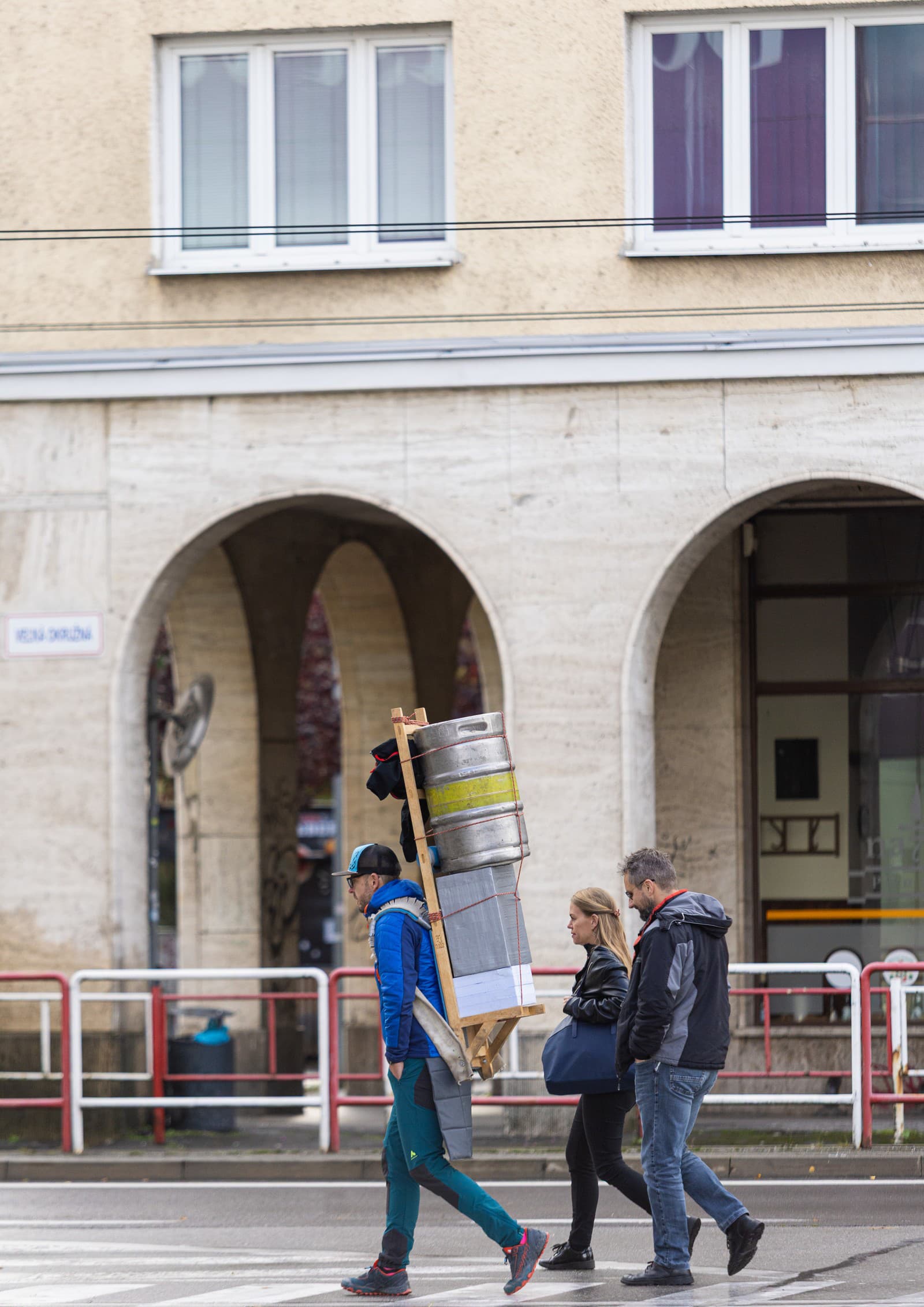 účastníci tichého protestného zhromaždenia ako súčasť odovzdania petície za odvolanie súčasného predsedu Klubu slovenských turistov