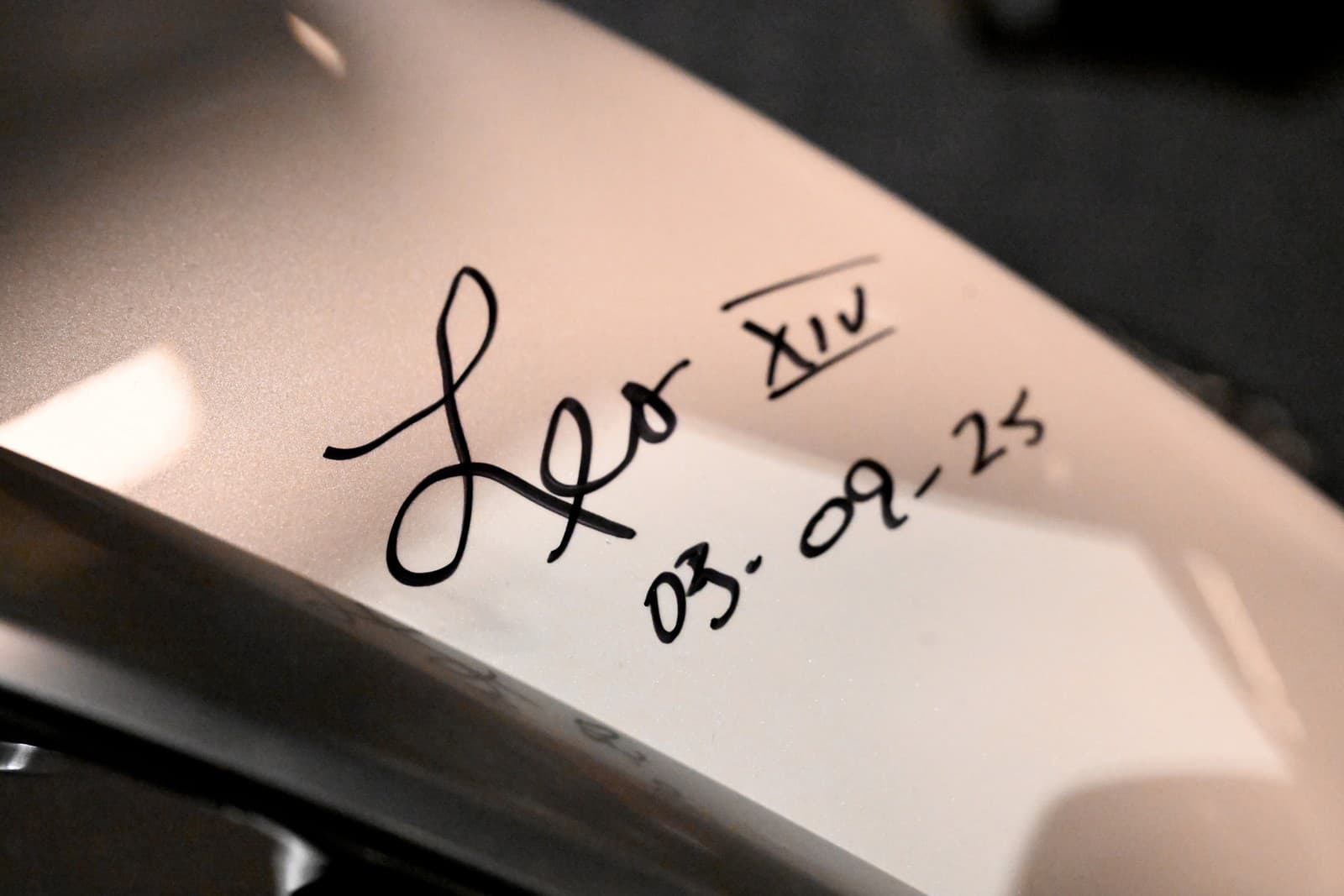 Biely motocykel značky BMW, ktorý podpísal pápež Lev XIV.