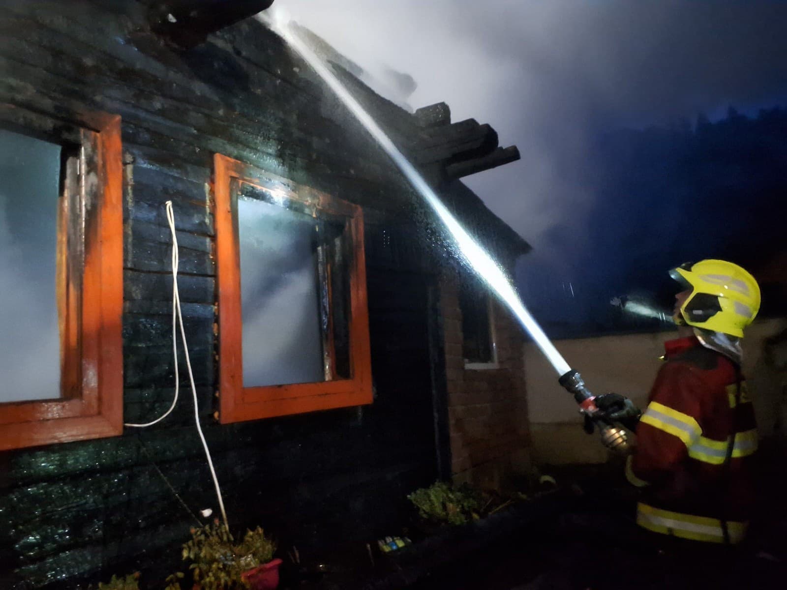 nočný požiar drevenice v Terchovej