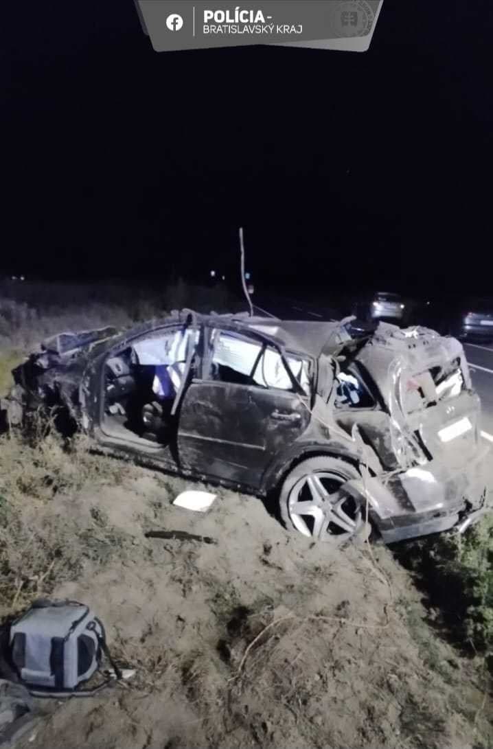 Vodiča s vážnymi zraneniami našli mimo auta