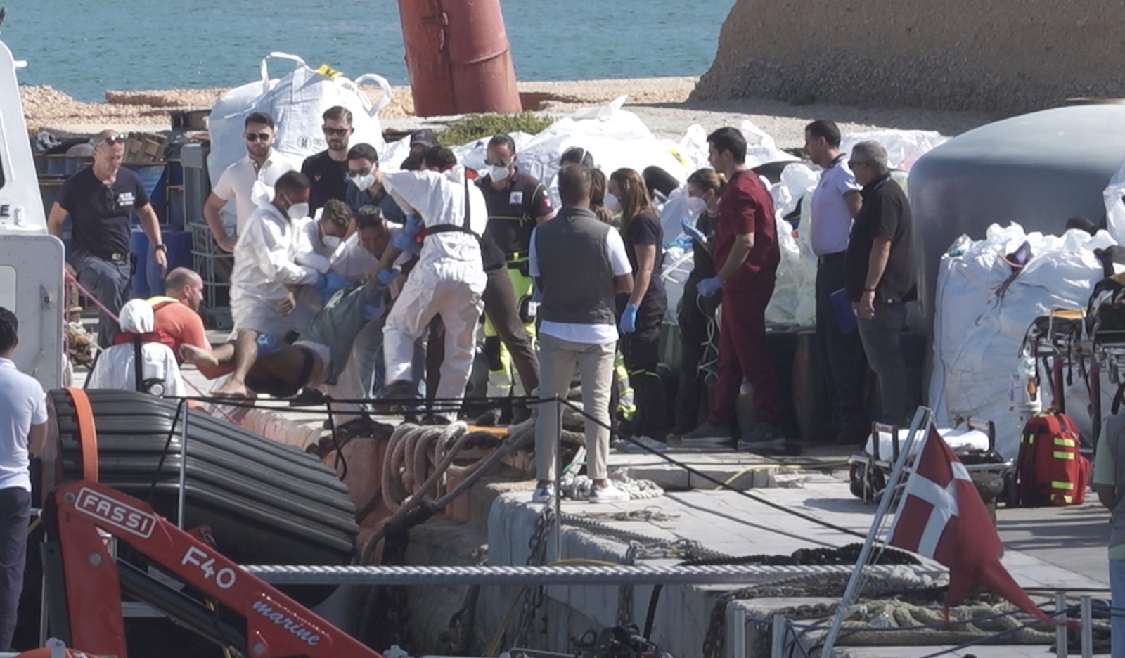 Talianska pobrežná stráž zachránila 91 ľudí z lode prevážajúcej migrantov