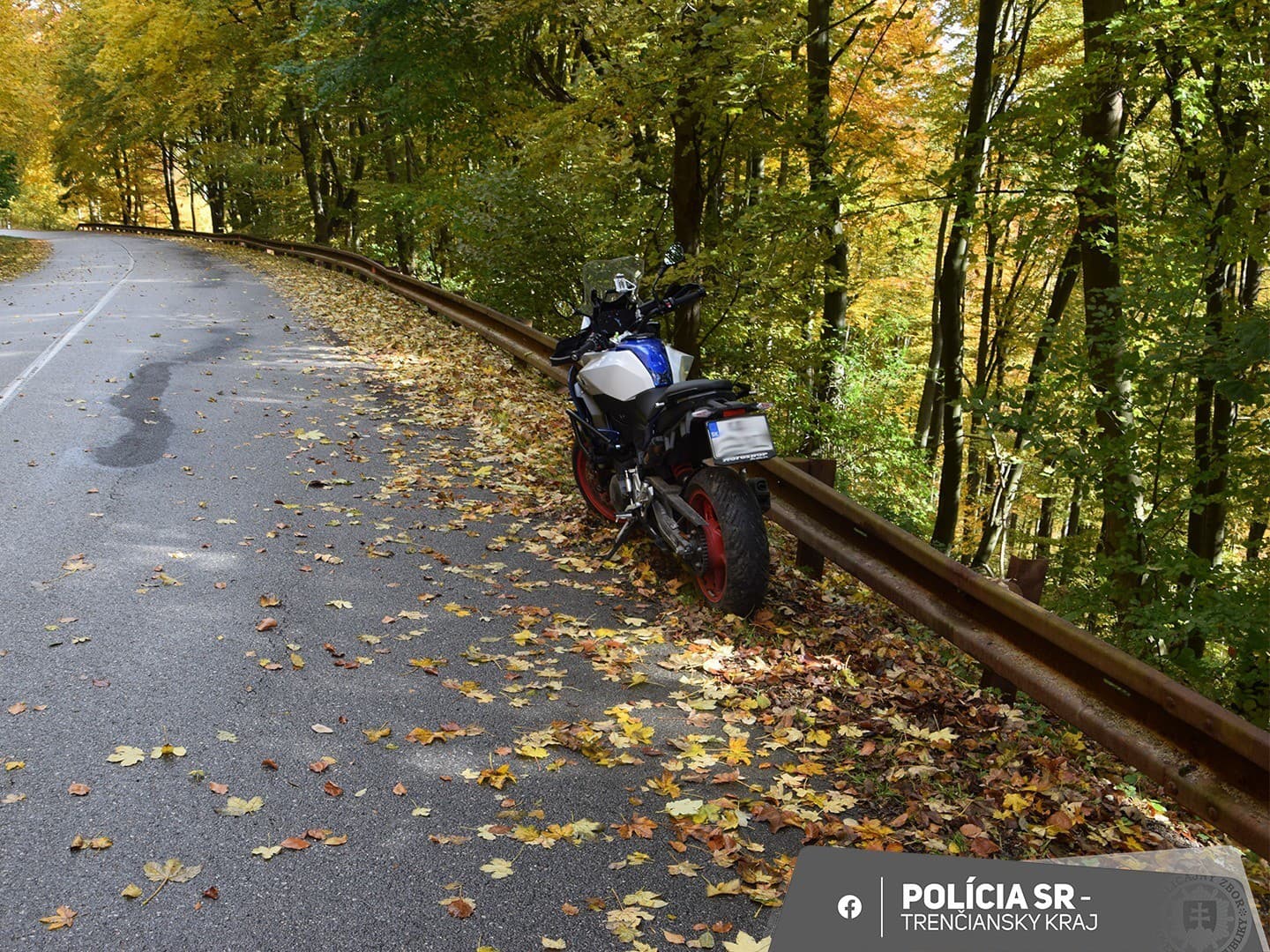  Vodič motocykla nezvládol zákrutu a spadol do rokliny