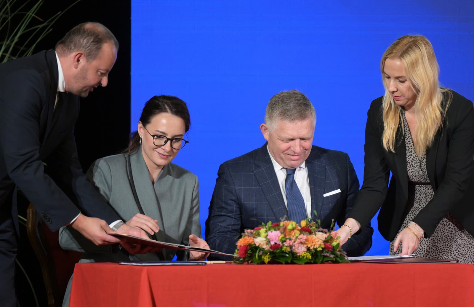 druhá vľavo predsedníčka vlády Ukrajiny Julija Svyrydenková a druhý vpravo predseda vlády SR Robert Fico počas podpisu dokumentov pred tlačovou konferenciou po spoločnom rokovaní vlád Slovenskej republiky a Ukrajiny v priestoroch Historickej radnice v Košiciach 