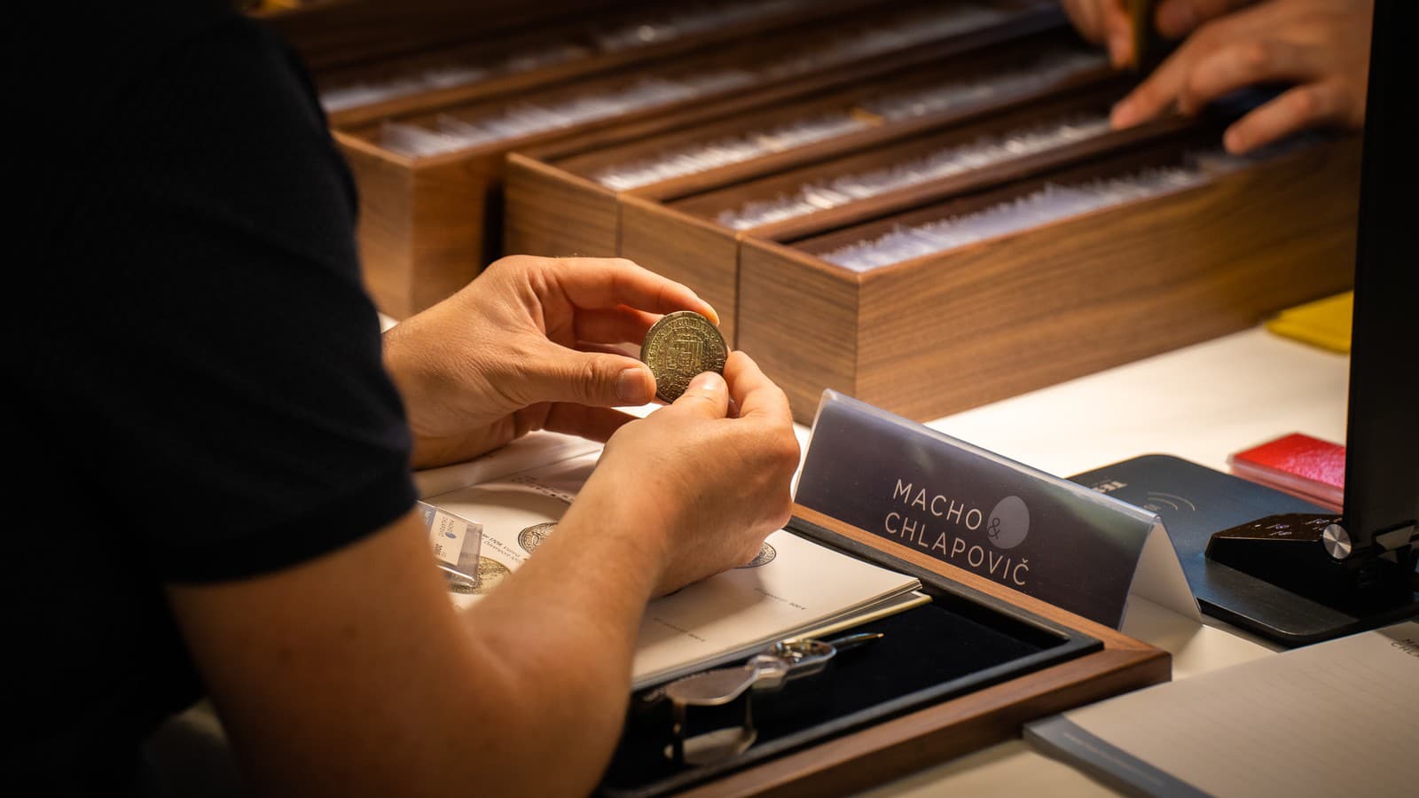 Vzácne zlaté dukáty, ktoré poznali tisíce očí, prichádzajú do aukcie.