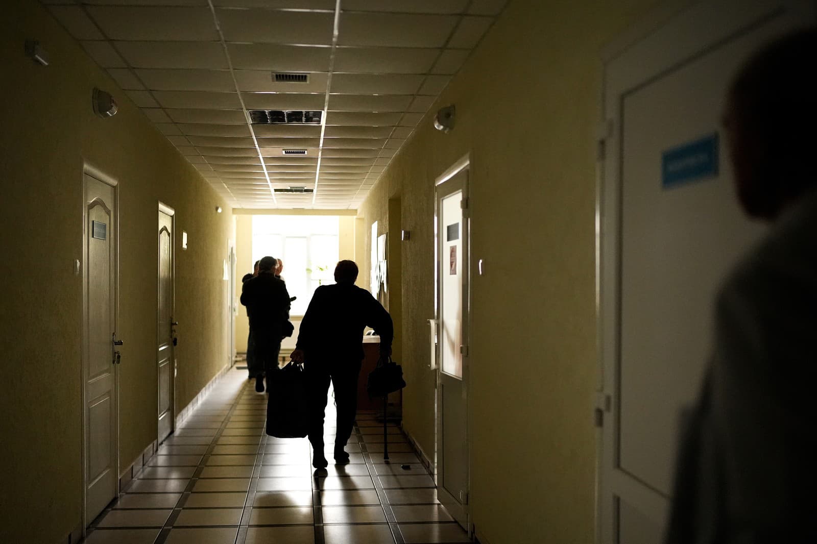 Ruské útoky spôsobili výpadky elektriny pre státisíce ľudí na severe