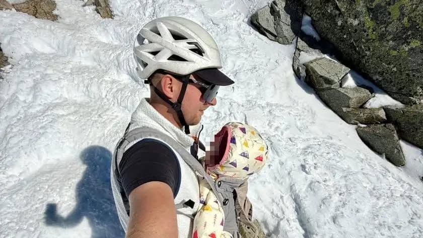 Tatranský horský vodca Szymon Stoch schádza dolu Rysmi s 9-mesačným bábätkom