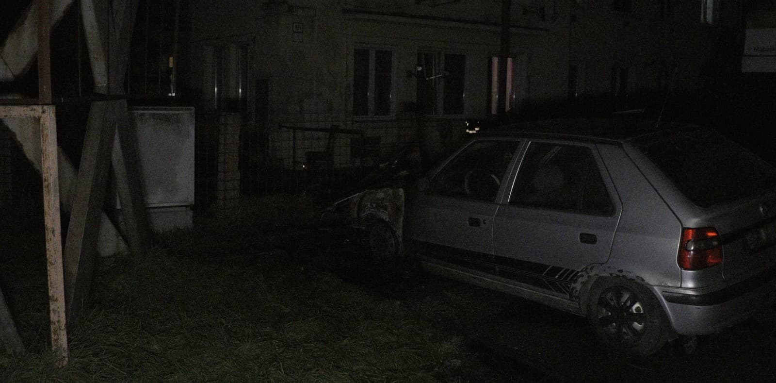 Skorý ranný požiar auta v Galante.