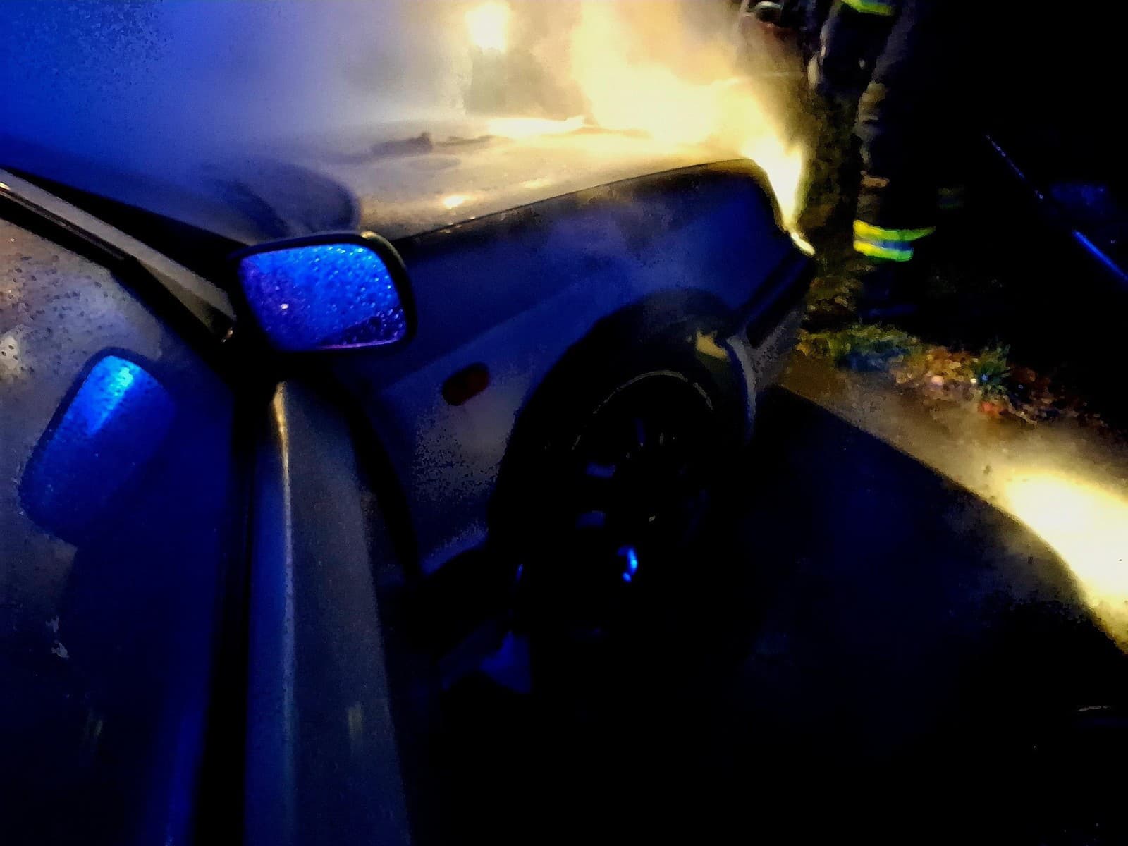 Skorý ranný požiar auta v Galante.