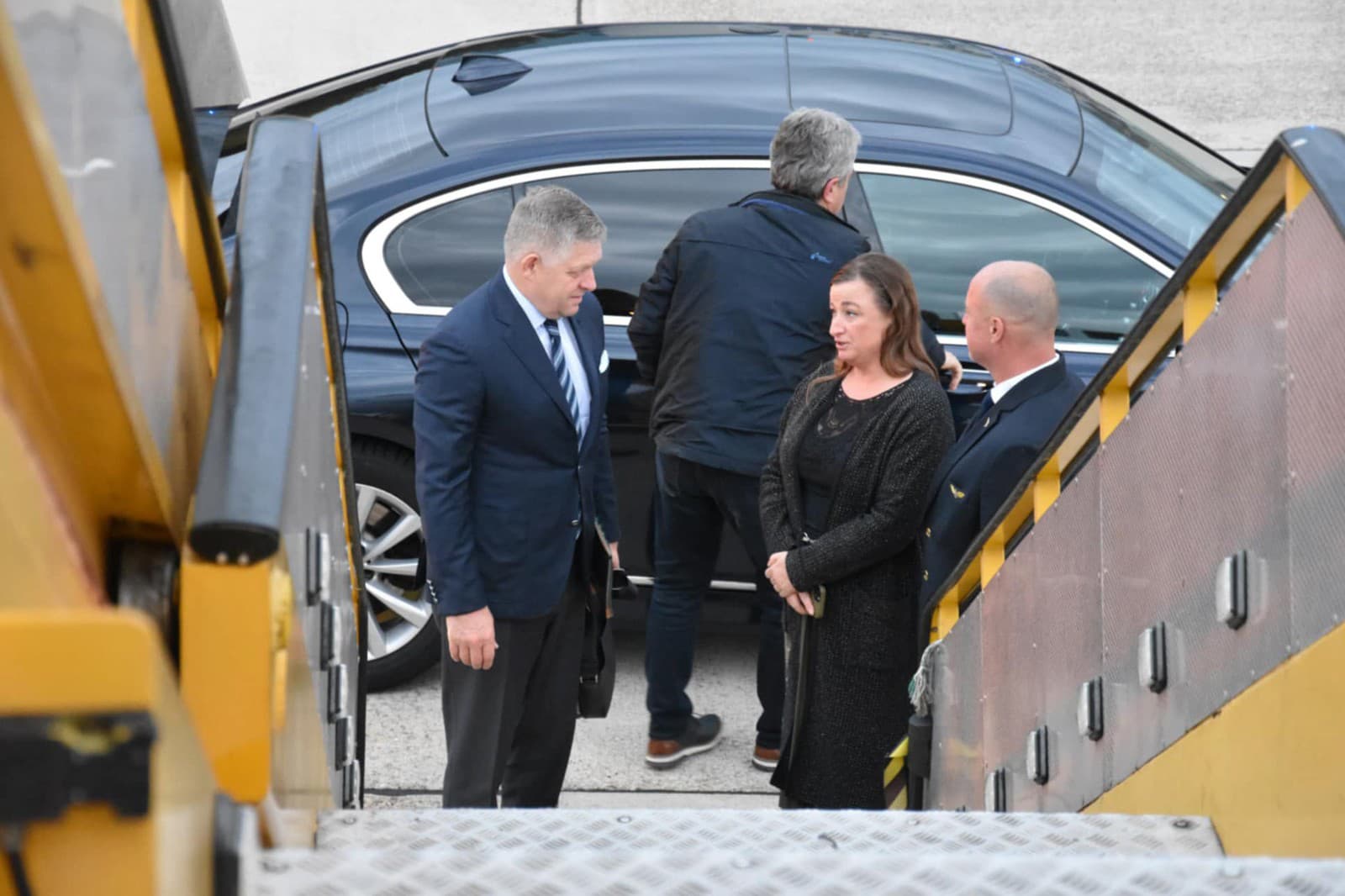 Premiér SR Robert Fico (SMER-SD) nastupuje do lietadla na letisku M.R. Štefánika v Bratislave pred odletom na štvrtkový summit lídrov členských krajín Európskej únie (EÚ) v Bruseli.