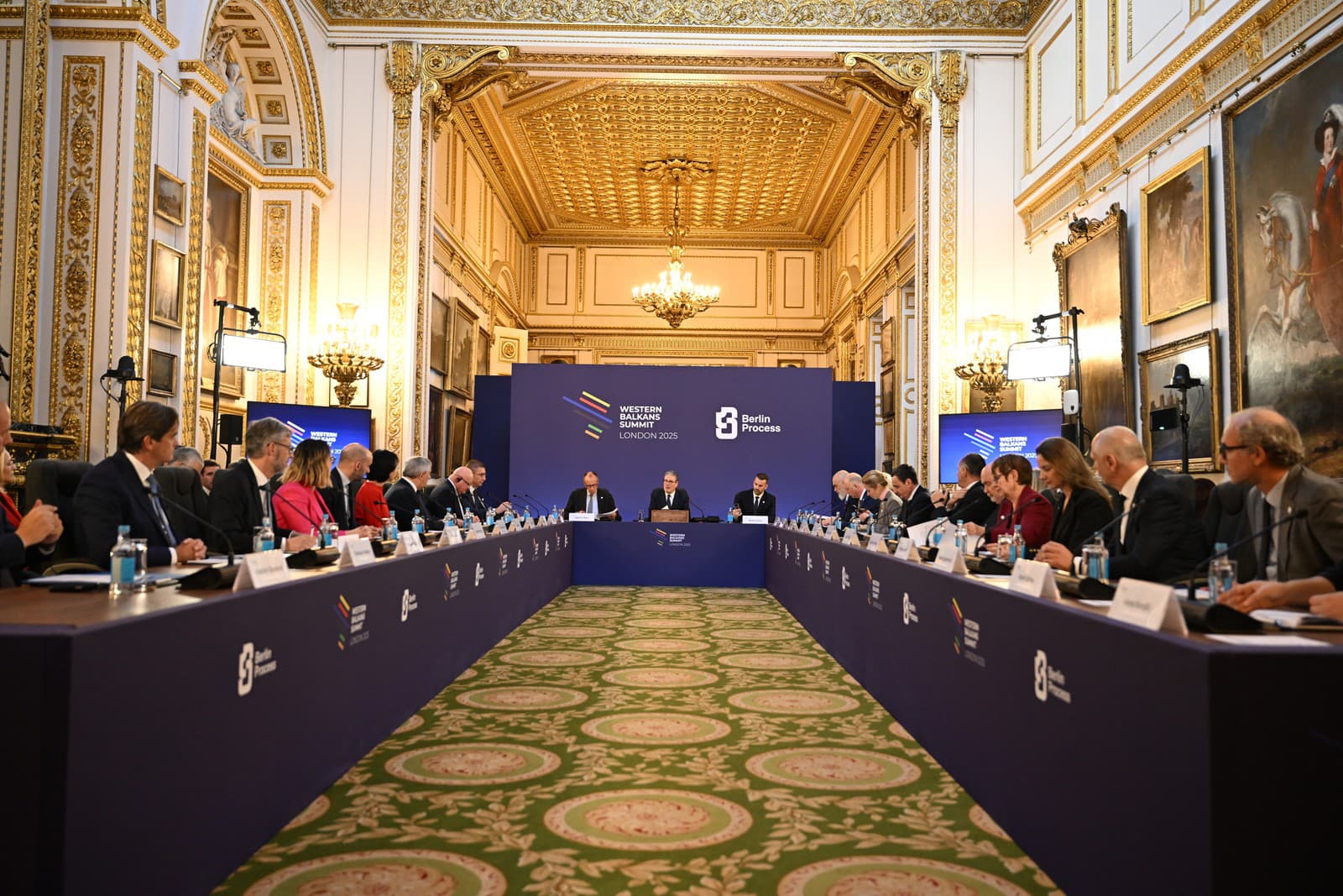 Uprostred zľava nemecký kancelár Friedrich Merz, britský premiér Keir Starmer a premiér Čiernej Hory Milojko Spajič na summite lídrov krajín západného Balkánu a EÚ.