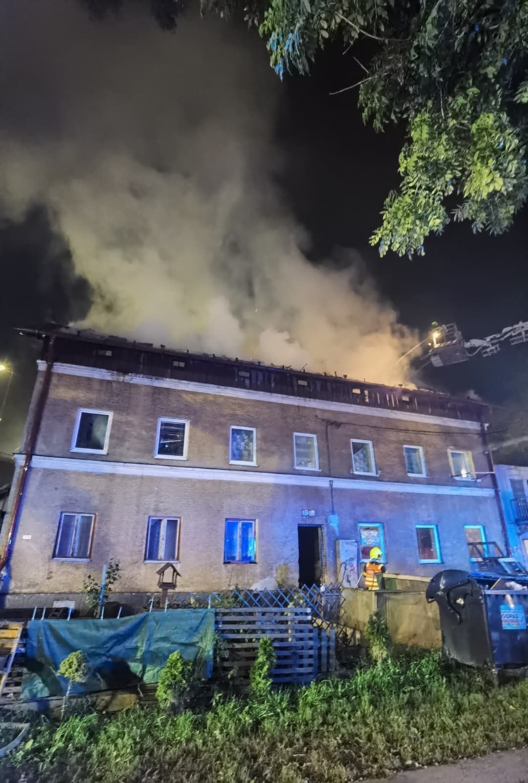 Nočný požiar bytovky v