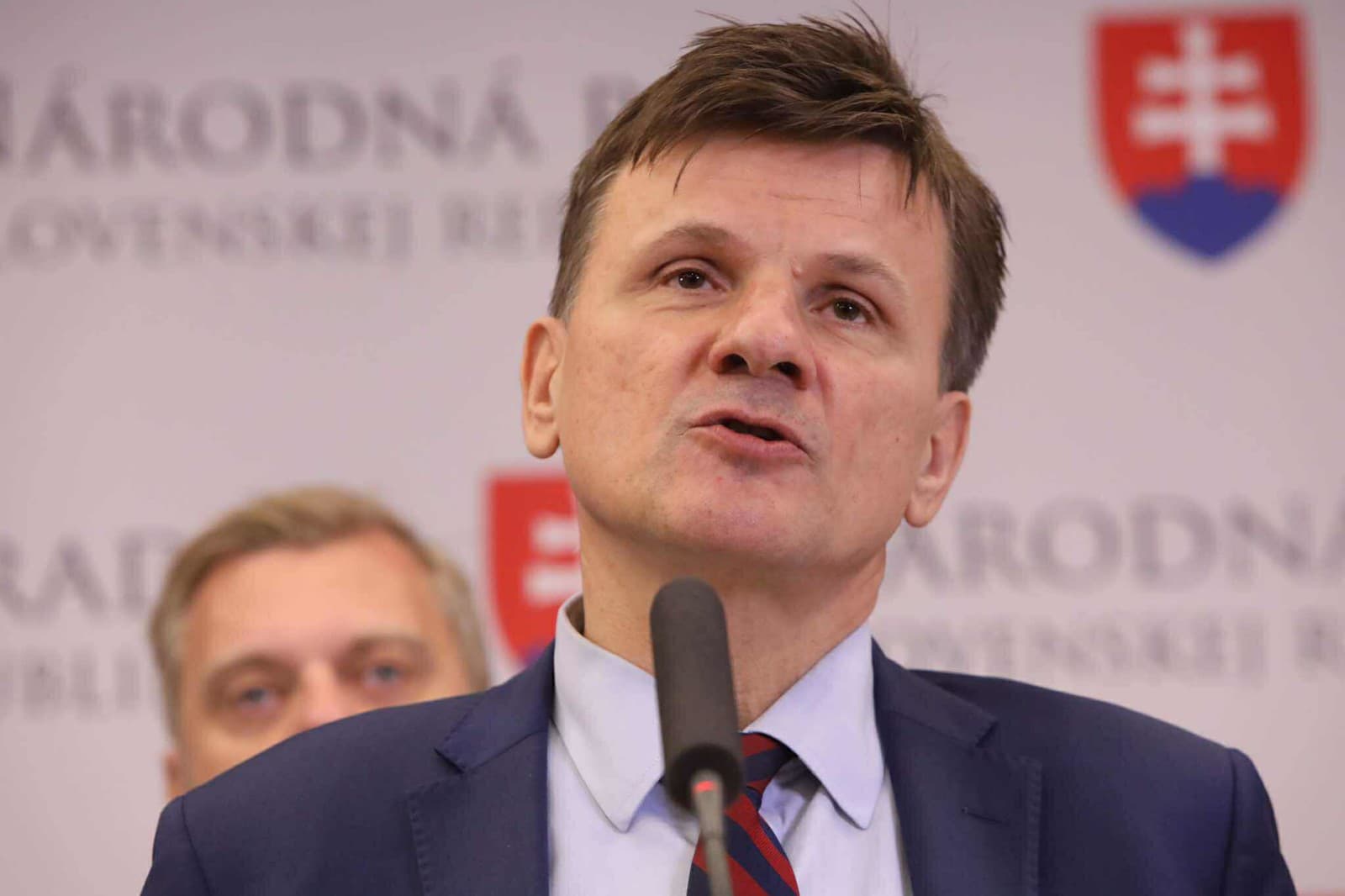 SaS kritizuje poveréheno šéfa