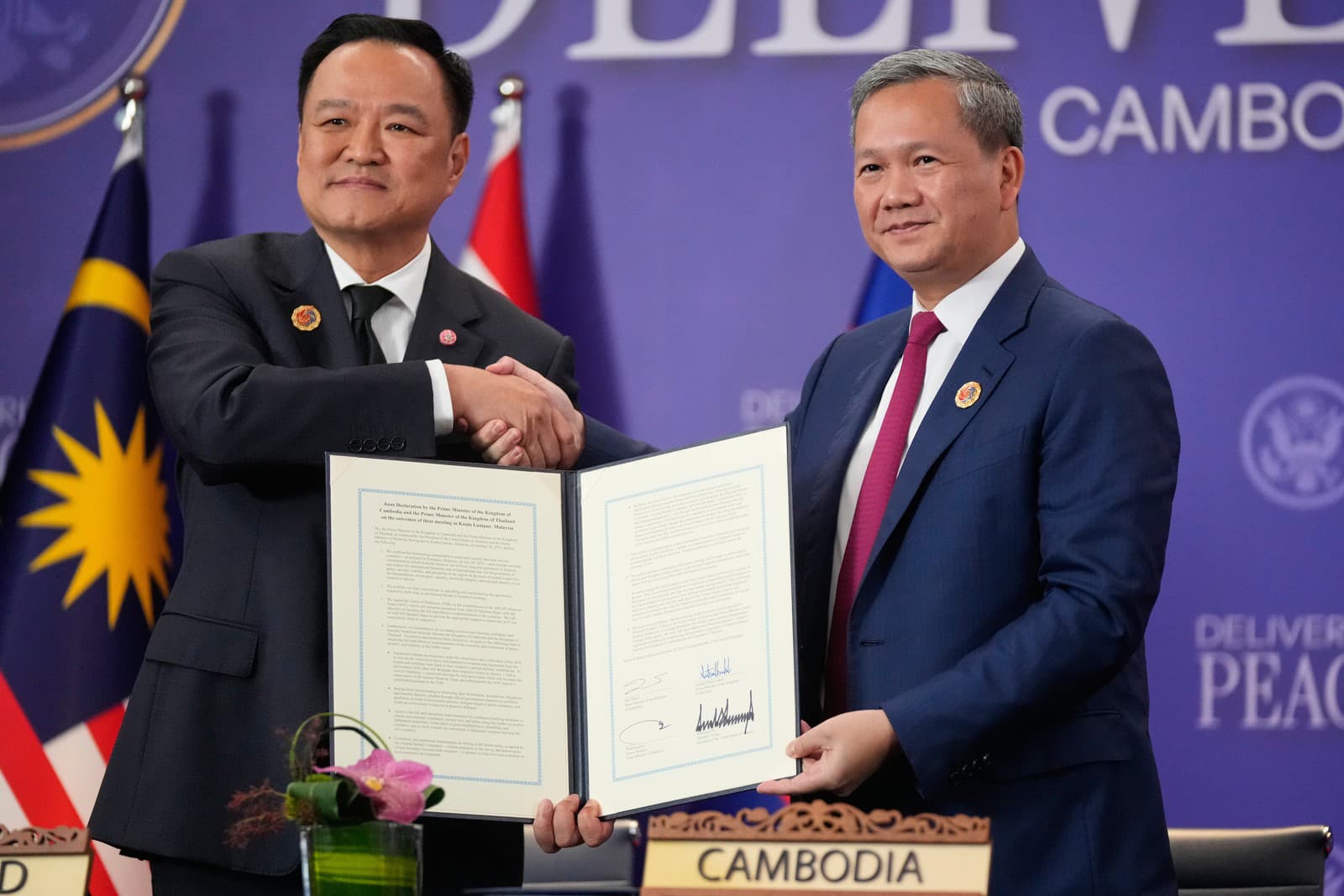 kambodžský premiér Hun Manet a thajský premiér Anutin Charnvirakul