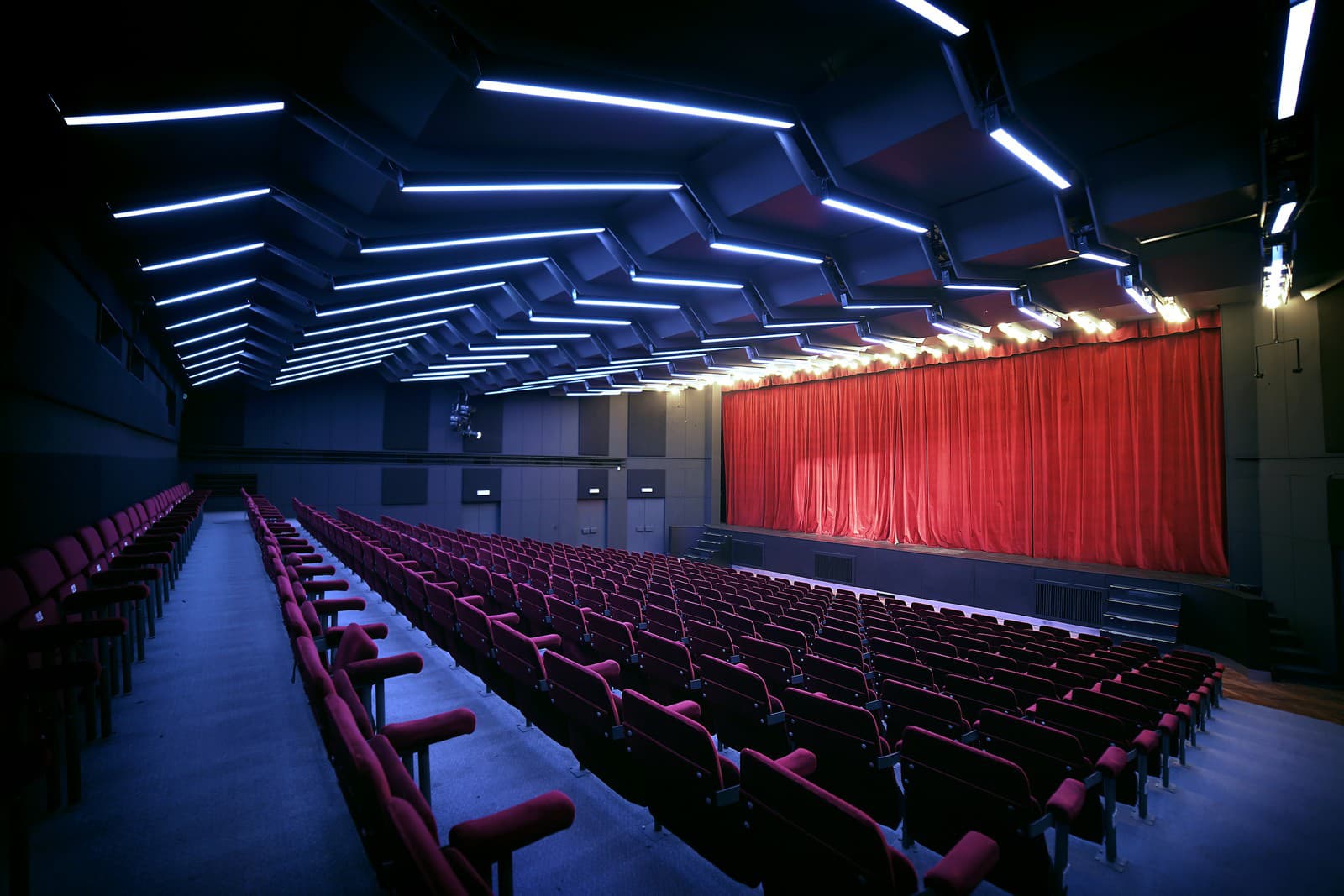 Medzi panelákmi ožilo divadlo: