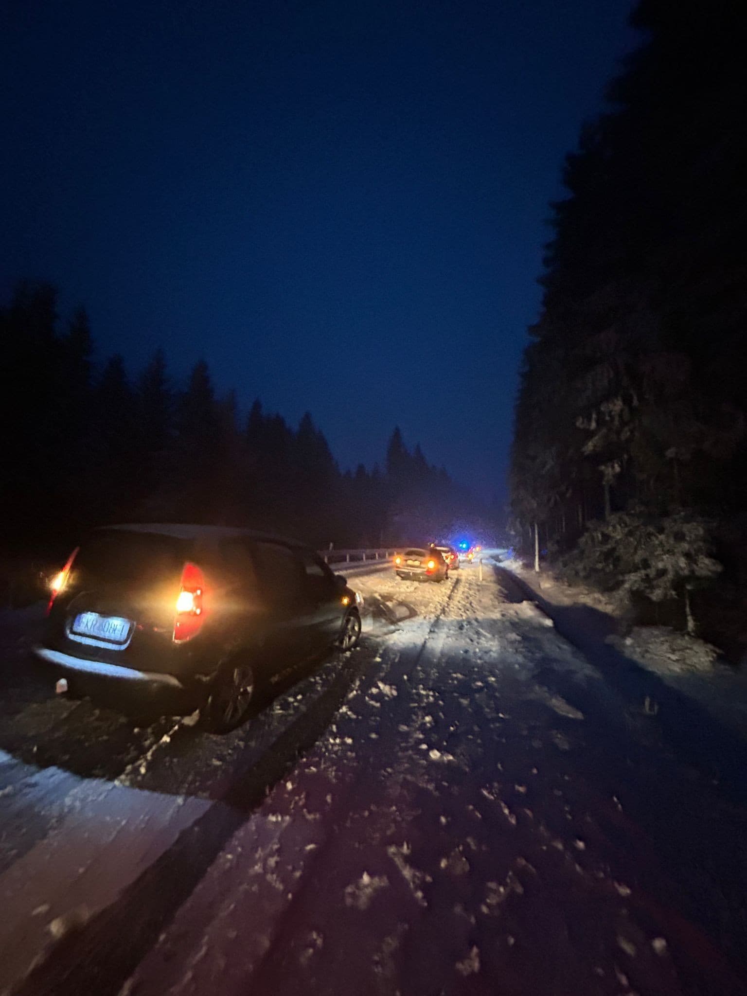 Sneženie prekvapilo vodičov, cestu