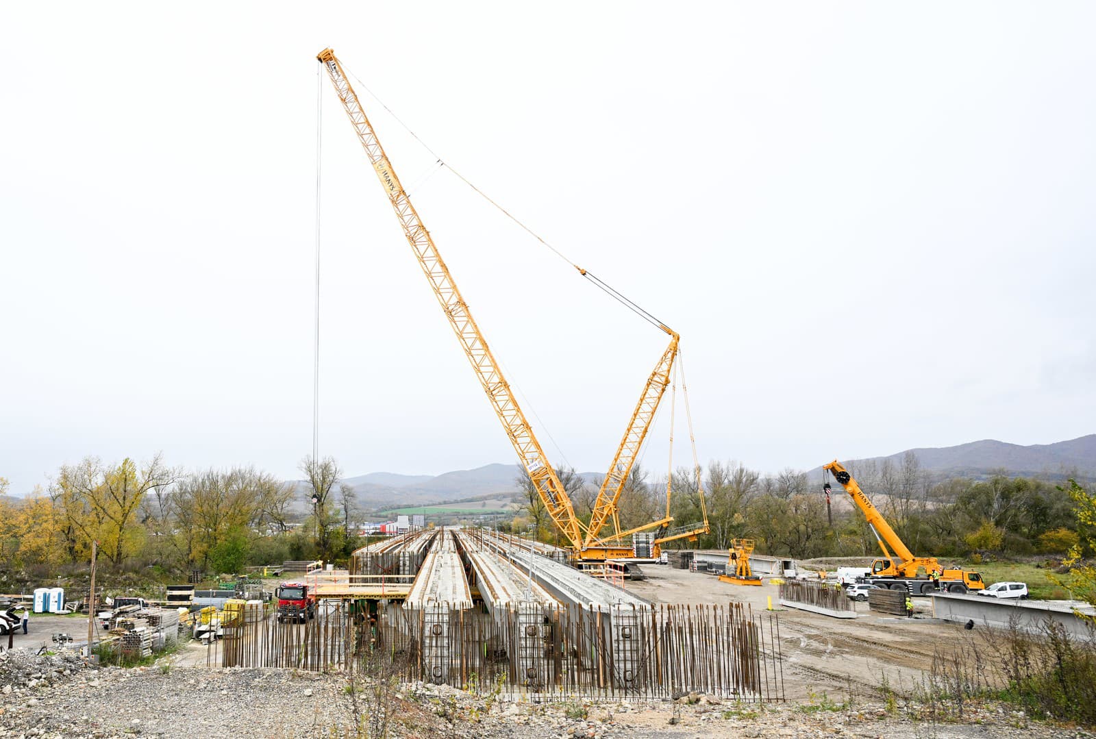 Na snímke žeriav počas ukladania nosníkov na stavbe nových mostov v rámci rekonštrukcie cesty I/9 vo Veľkých Bierovciach okres Trenčín.