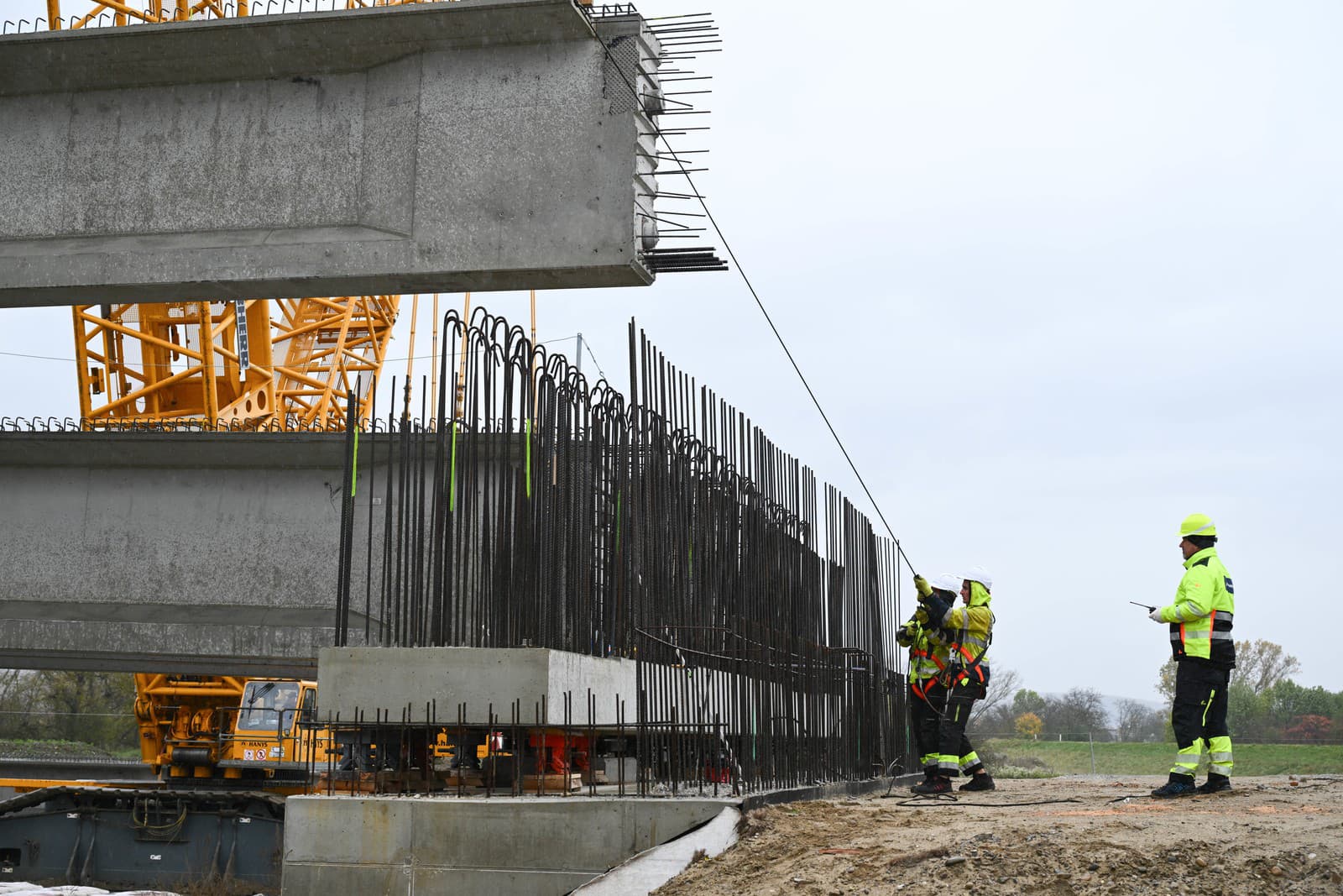 Na snímke pracovníci počas ukladania nosníka na stavbe nových mostov v rámci rekonštrukcie cesty I/9 vo Veľkých Bierovciach okres Trenčín.