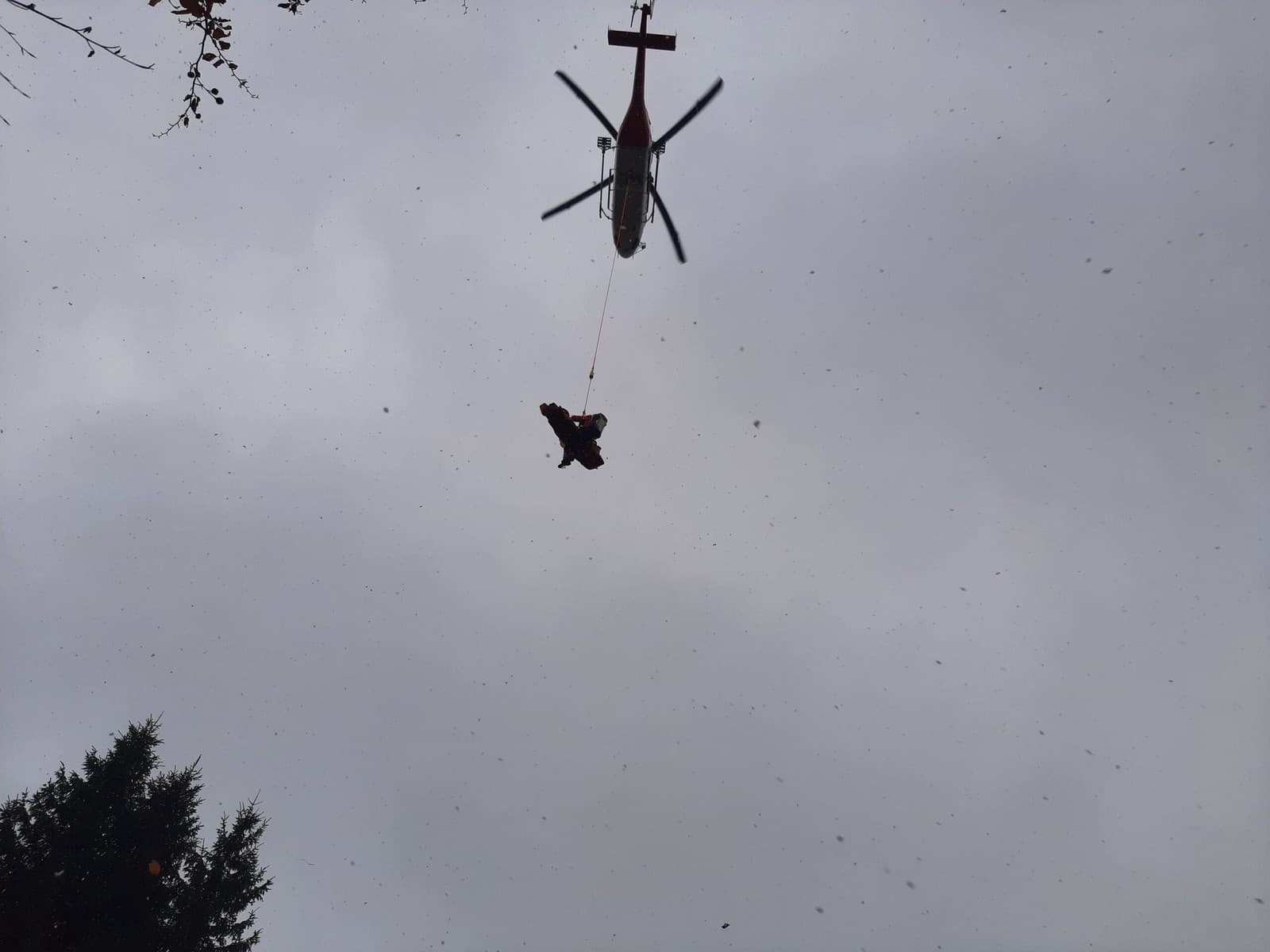 Úraz lesného robotníka vo Veľkej Fatre.