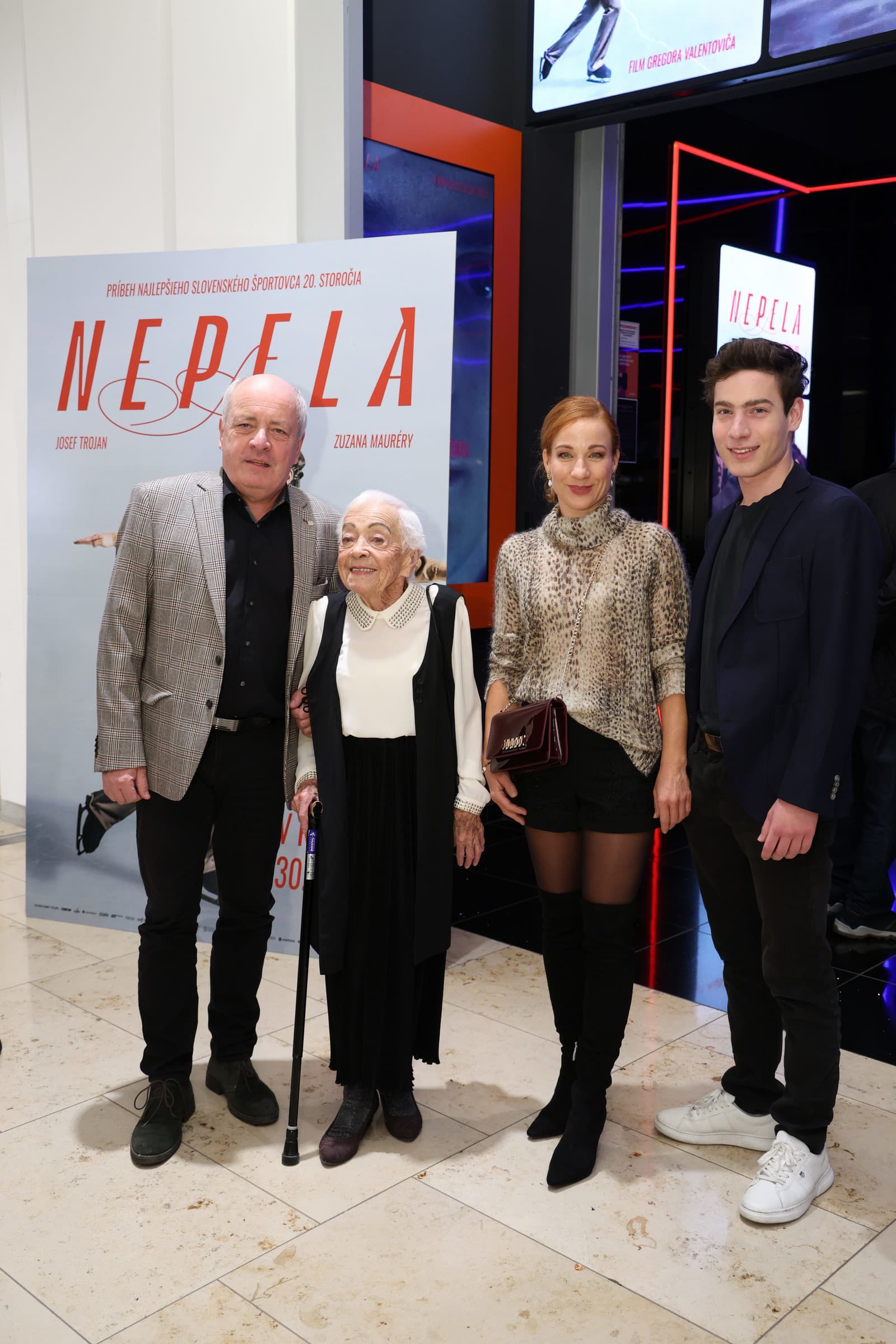 Premiéra filmu Nepela. Na snímke  Matej Landl s rodinou