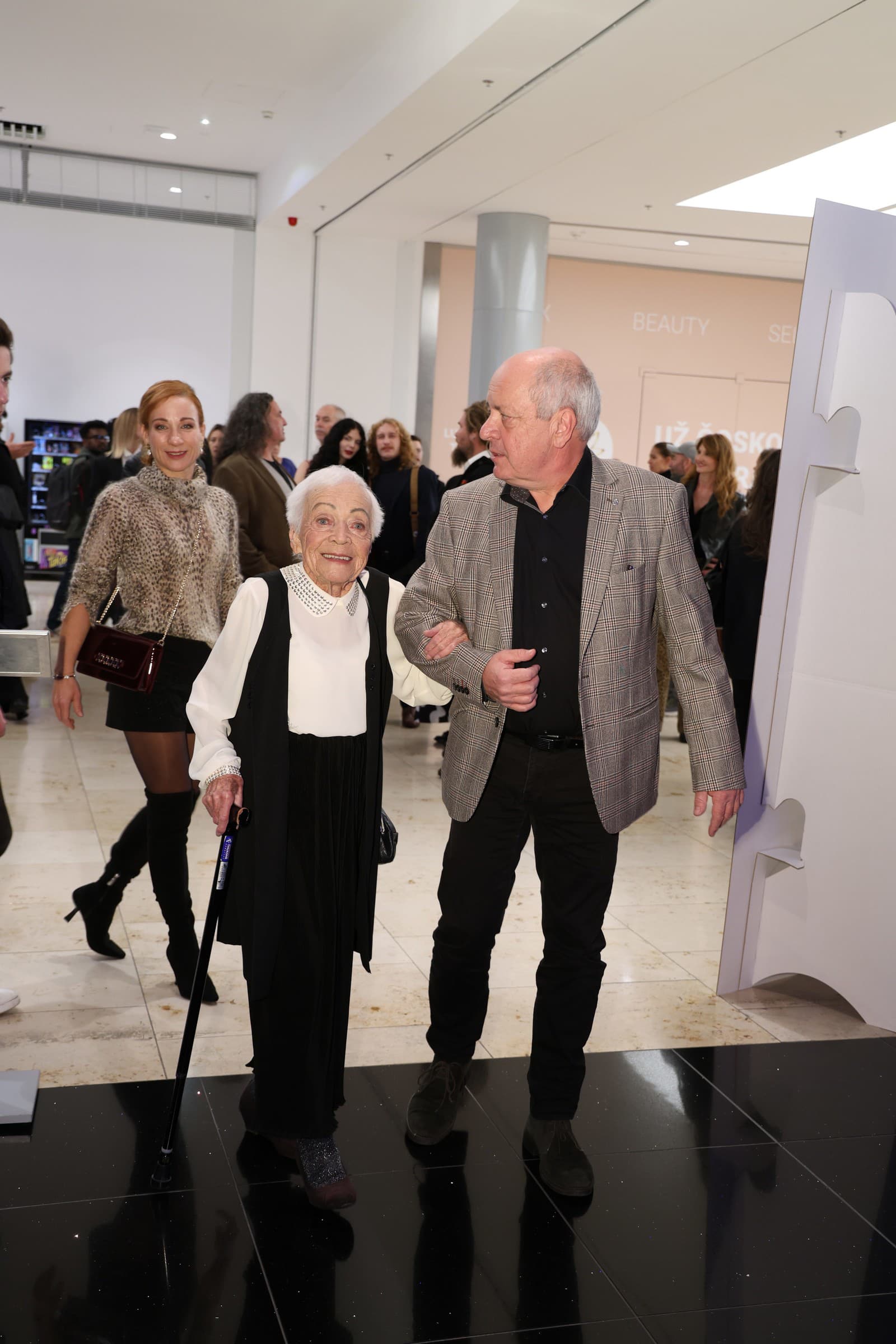 Premiéra filmu Nepela. Na snímke Matej Landl, Eva Landlová