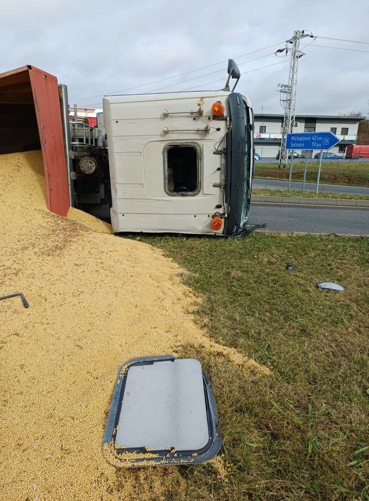 Kamión plný sóje sa