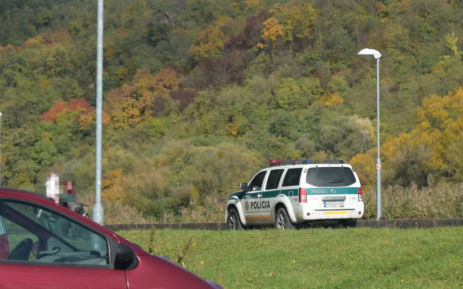Po mužovi intenzívne pátrajú policajné hliadky, do akcie sú zapojení policajti pohotovostnej motorizovanej jednotky, obvodné oddelenia aj psovodi.