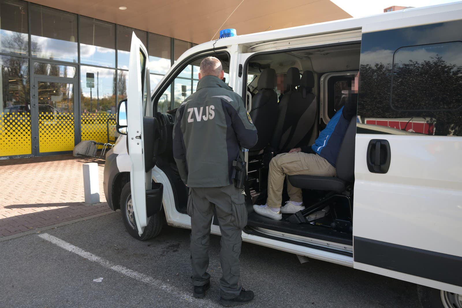 Pátranie prebieha v súčinnosti so Zborom väzenskej a justičnej stráže.