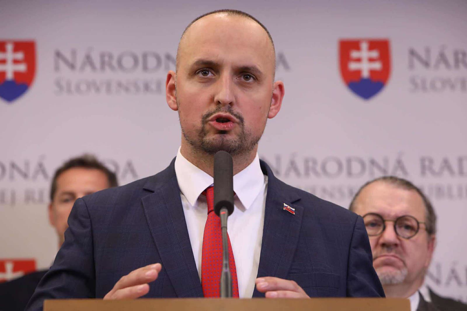 Opozícia reaguje na žaloby