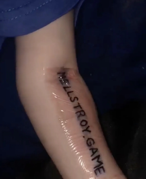 Rodičia potetovali ročné dieťa, aby vyhrali byt!