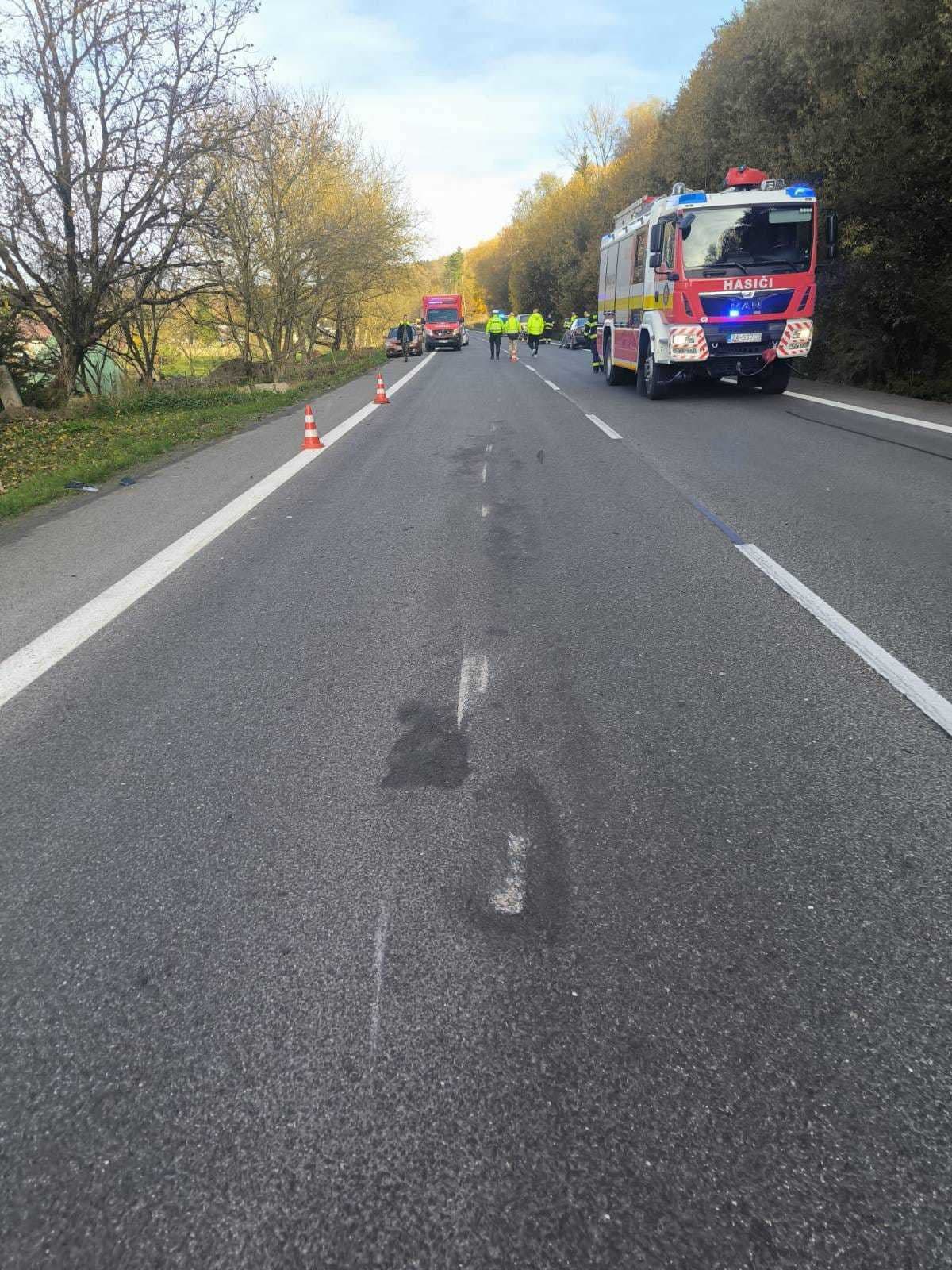 Polícia zasahuje pri dopravnej nehode motorkára a osobného motorového vozidla.