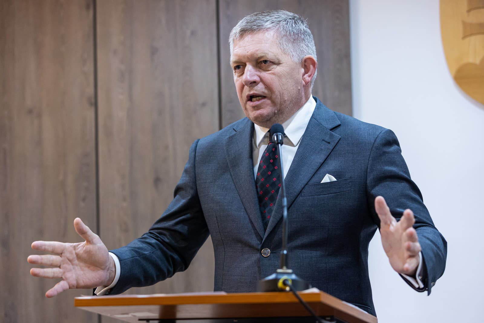 Predseda vlády SR Robert Fico (Smer-SD) počas tlačovej konferencie po skončení výjazdového rokovania vlády SR v obci Višňové.