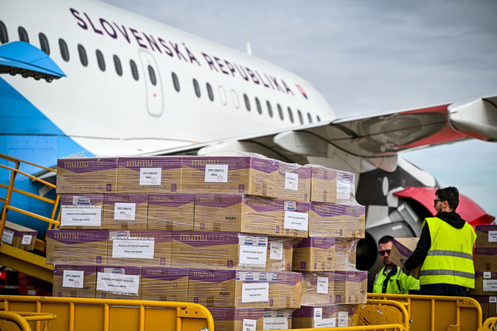 Slovensko za účasti šéfa diplomacie Juraja Blanára priviezlo do Egypta takmer dvojtonovú zásielku humanitárnej pomoci pre civilistov z Pásma Gazy a Sudánu.