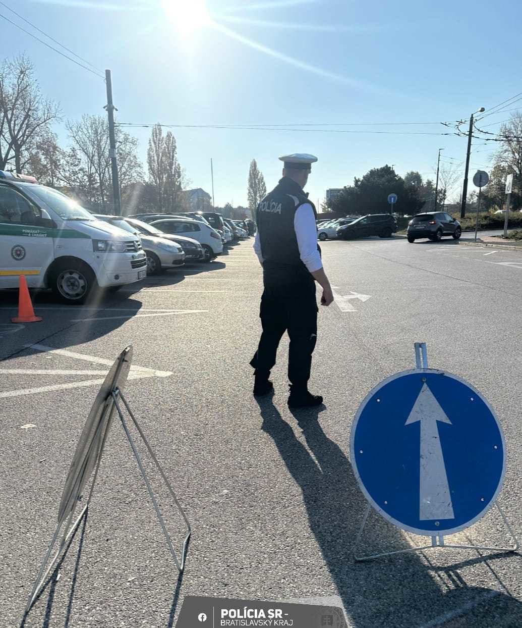 Policajti dohliadajú na dopravu počas Dušičiek.