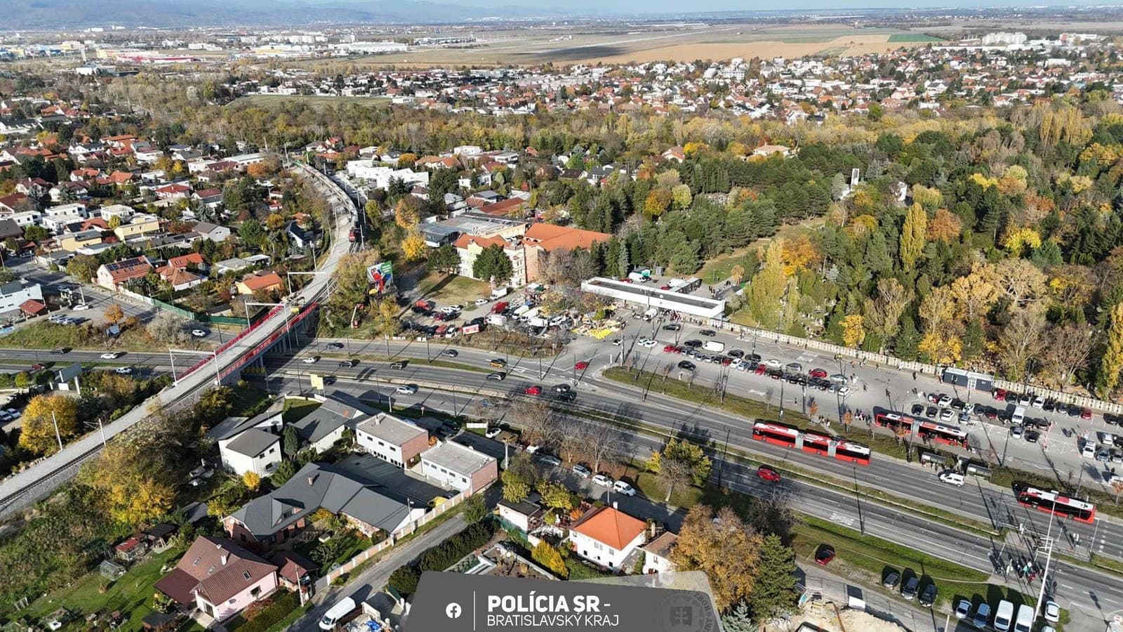 Policajti dohliadajú na dopravu počas Dušičiek.