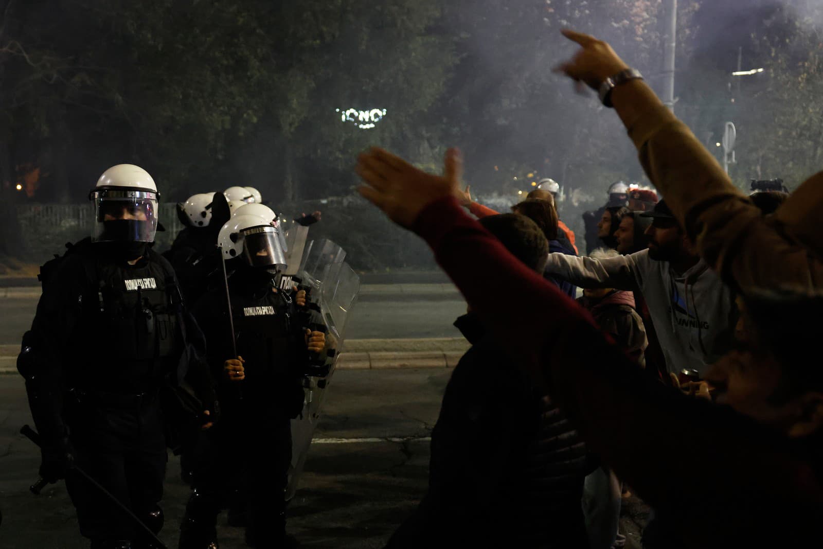 Srbská poriadková polícia oddeľuje dve skupiny
